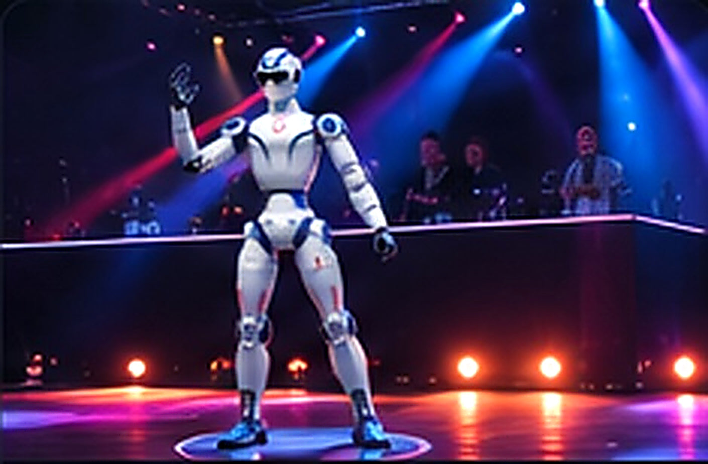 Humanoider Roboter auf einer Showbühne mit farbigen Lichtern