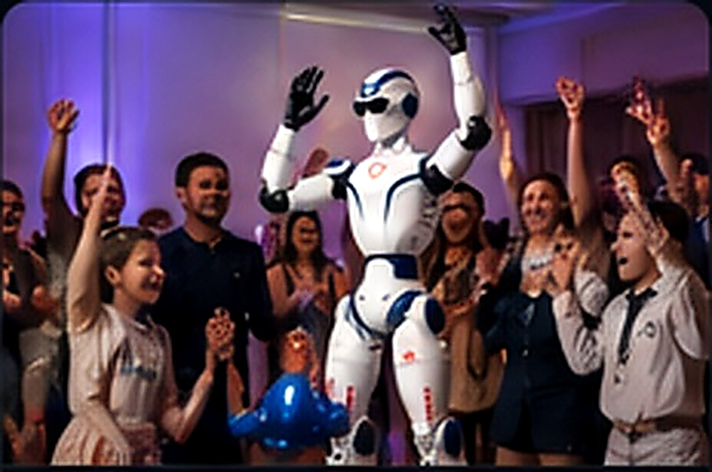 Humanoider Roboter feiert mit Gästen auf einem Geburtstag